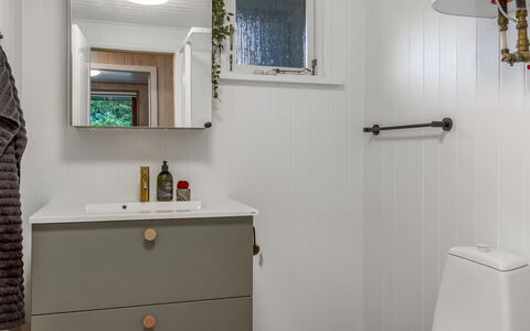 Tole - 2Km from the Sea: Piso, Arreglo De Tubería, Baño, Suelo, Diseño De Interiores, Plomería, Baño, Mueble De Baño, Gabinetes, Lavabo