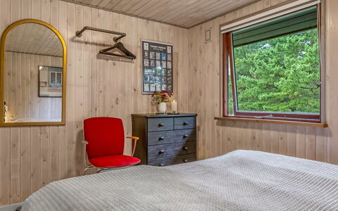 Tole - 2Km from the Sea: Habitación, Diseño De Interiores, Cama, Madera, Mueble, Piso, Techo, Sábana, Suelo, Habitación