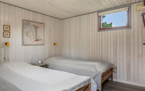 Tole - 2Km from the Sea: Madera, Piso, Suelo, Habitación, Techo, Diseño De Interiores, Suelos De Madera, Cama, Madera Dura, Puerta