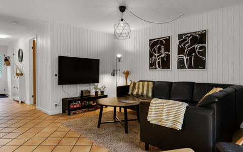 Ilsebet - 30Km from the Sea: Mueble, Diseño De Interiores, Pared, Piso, Sofá, Madera, Techo, Suelo, Lámpara, Sala