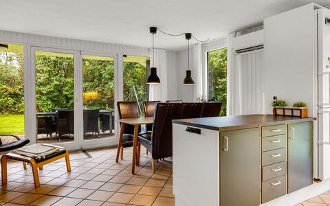 Ilsebet - 30Km from the Sea: Mueble, Piso, Diseño De Interiores, Suelo, Madera, Silla, Techo, Cocina, Mostrador, Cocina Y Comedor Mesa