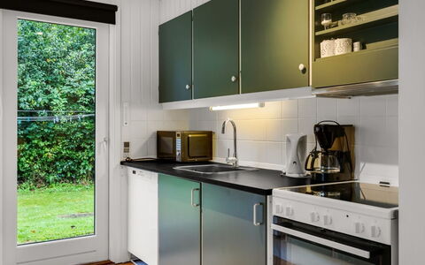 Ilsebet - 30Km from the Sea: Aparato De Cocina, Cocina, Electrodoméstico, Mostrador, Diseño De Interiores, Madera, Piso, Fregadero, Mueble, Gabinetes