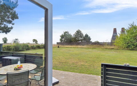 Joon - 100M from the Sea: El Terreno Del Lote, Sombra, Mueble Para Exteriores, Jardín, Silla, Paisajismo, Cubierta, Yarda, Madera Dura, Césped