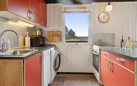 Joon - 100M from the Sea: Lavadora, Electrodoméstico, Secadora De Ropa, Cuarto De Lavado, Cocina, Aparato De Cocina, Mostrador, Electrodoméstico, Grifo, Gabinetes