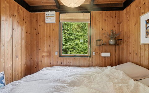 Joon - 100M from the Sea: Habitación, Madera, Diseño De Interiores, Cama, Piso, Suelo, Sábana, Lecho, Techo, Mueble