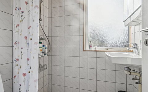 Joon - 100M from the Sea: Baño, Pared, Arreglo De Tubería, Piso, Diseño De Interiores, Suelo, Plomería, Lavabo, Grifo, Lavabo Del Baño