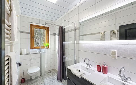 Saalbach-Hinterglemm 107: Diseño De Interiores, Piso, Arreglo De Tubería, Baño, Suelo, Lavabo, Grifo, Plomería, Casa, Techo