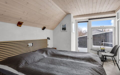 Milutin - 650M from the Sea: Madera, Diseño De Interiores, Habitación, Techo, Cama, Mueble, Sábana, Marco De La Cama, Lecho, Linos
