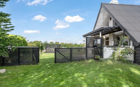 Milutin - 650M from the Sea: Casa, El Terreno Del Lote, Jardín, Cabaña, Césped, Sombra, Paisajismo, Inmuebles, Yarda, Vía Muerta
