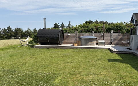 Elida - 400M from the Sea: Jardín, Césped, Patio Interior, Yarda, Paisajismo, Estructura Al Aire Libre, Edificios Del Jardín, Césped Artificial, Mueble Para Exteriores, Cubierta