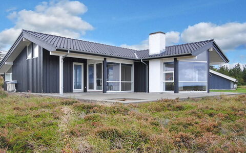 Arisa - 100M to the Fjord: Casa, Techo, Casa, Cabaña, Arbusto, Cobertura Del Suelo, Inmuebles, Casa De Campo, Vía Muerta, Edificios Del Jardín