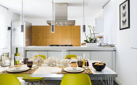 Penthouse: Mueble, Cocina, Diseño De Interiores, Mostrador, Piso, Aparato De Cocina, Amarillo, Cocina Y Comedor Mesa, Lámpara, Silla