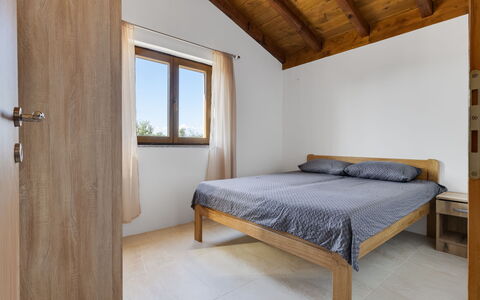 Agis: Piso, Madera, Diseño De Interiores, Suelo, Habitación, Mueble, Cama, Techo, Suelos De Madera, Habitación