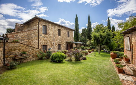 Maria Gabriella Home & Cottage: Cabaña, Inmuebles, Jardín, Patio Interior, Ladrillo, Casa De Campo, Paisajismo, Villa, Casa Histórica