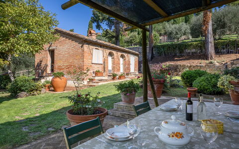 Maria Gabriella Home & Cottage: Ladrillo, Cabaña, Hacienda, Maceta, Planta De Casa, Patio Interior, Comida, Silla, Casa De Campo, Villa