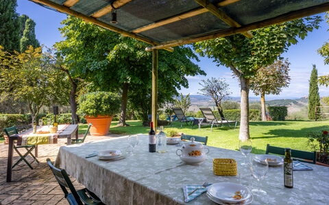 Maria Gabriella Home & Cottage: Mueble, Mueble Para Exteriores, Silla, Jardín, Sombra, Mesa Al Aire Libre, Eco Hotel, Yarda, Cocina Y Comedor Mesa, Paisajismo