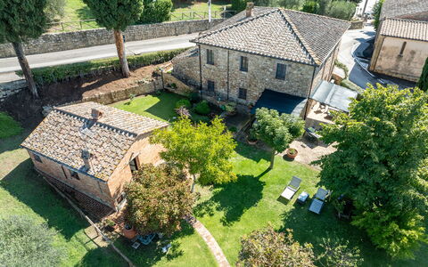 Maria Gabriella Home & Cottage: Edificio, Barrio Residencial, Casa, Casa, Arquitectura, Inmuebles, El Terreno Del Lote, Techo, Área Rural