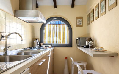 Cottage: Diseño De Interiores, Cocina, Mostrador, Aparato De Cocina, Electrodoméstico, Casa, Suelo, Habitación, Techo, Electrodoméstico