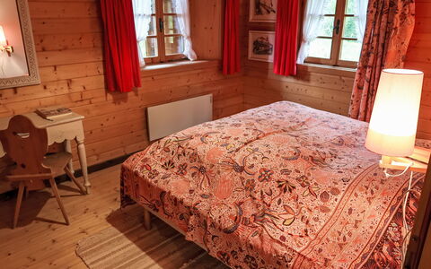 Rodas Soura 5: Mueble, Diseño De Interiores, Madera, Piso, Suelo, Techo, Habitación, Cama, Habitación, Manchas De Madera
