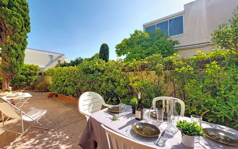 Le Barcarès 255: Arbusto, Jardín, Paisajismo, Yarda, Silla, Sombra, Hacienda, Patio Interior, Mueble Para Exteriores, Patio