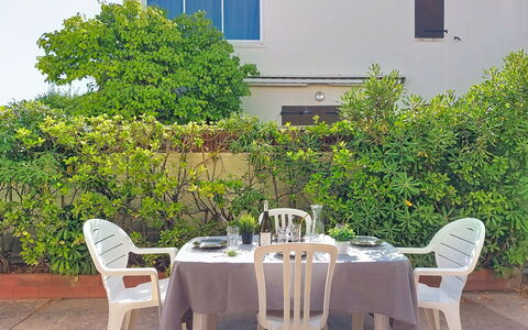 Le Barcarès 255: Mueble, Silla, Mesa Al Aire Libre, Mueble Para Exteriores, Sombra, Cocina Y Comedor Mesa, Jardín, Yarda, Paisajismo, Patio Interior