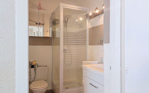 Les Supers Marines: Baño, Diseño De Interiores, Arreglo De Tubería, Piso, Suelo, Pared, Lavabo Del Baño, Baño, Espejo, Habitación