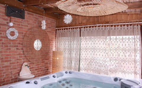 Holiday Home Croce With Spa: Diseño De Interiores, Mueble, Suelo, Piso, Habitación, Madera, Techo, Cama, Encendiendo, Habitación