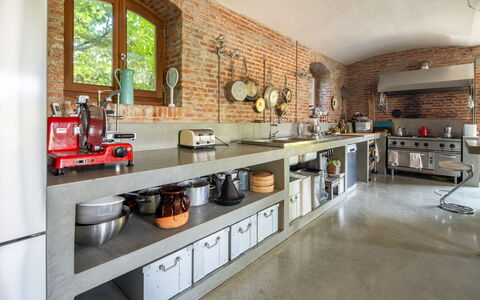 Villa Poggio Zucchino, Pool, Wellness, Piacenza: Cocina, Mueble, Diseño De Interiores, Aparato De Cocina, Mostrador, Piso, Lámpara, Techo, Encendiendo, Gabinetes