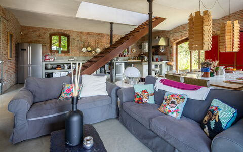 Villa Poggio Zucchino, Pool, Wellness, Piacenza: Mueble, Diseño De Interiores, Sofá, Madera, Piso, Sala, Mesa, Silla, Suelo, Techo