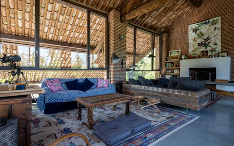 Villa Poggio Zucchino, Pool, Wellness, Piacenza: Mueble, Madera, Diseño De Interiores, Techo, Sala, Sofá, Casa, Mesa, Silla, Habitación