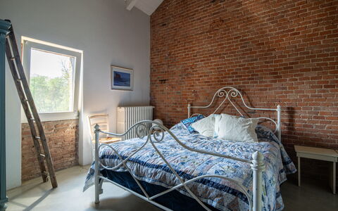 Villa Poggio Zucchino, Pool, Wellness, Piacenza: Pared, Habitación, Mueble, Ladrillo, Cama, Diseño De Interiores, Sábana, Lecho, Marco De La Cama, Enladrillado