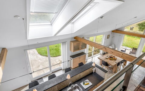 Talitha - 40M from the Sea: Madera, Techo, Diseño De Interiores, Piso, Cocina, Ático, Madera Dura, Mostrador, Haz