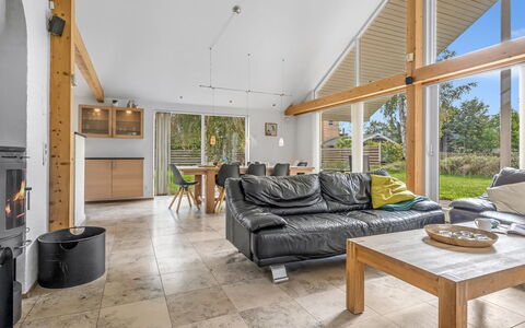 Talitha - 40M from the Sea: Piso, Madera, Diseño De Interiores, Techo, Suelo, Sofá, Sala, Mueble, Suelos De Madera, Madera Dura