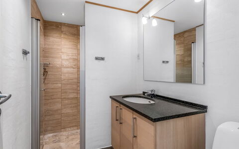 Talitha - 40M from the Sea: Arreglo De Tubería, Piso, Diseño De Interiores, Lavabo, Baño, Suelo, Lavabo Del Baño, Grifo, Mueble De Baño, Plomería
