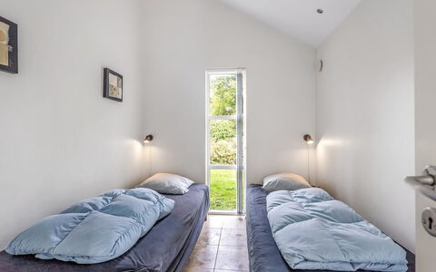 Talitha - 40M from the Sea: Techo, Suelo, Habitación, Piso, Cama, Lecho, Sábana, Marco De La Cama, La Luz Del Día, Colchón