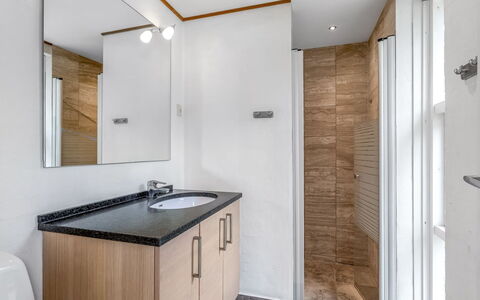 Talitha - 40M from the Sea: Arreglo De Tubería, Piso, Diseño De Interiores, Lavabo, Suelo, Lavabo Del Baño, Mueble De Baño, Techo, Grifo, Baño