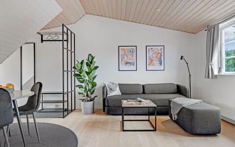 Edel - 250M from the Sea: Mueble, Diseño De Interiores, Piso, Sofá, Suelo, Madera, Sala, Suelos De Madera, Mesa, Casa