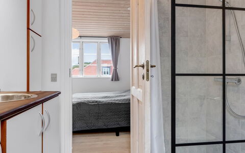 Edel - 250M from the Sea: Madera, Piso, Suelo, Diseño De Interiores, Habitación, Techo, Habitación, Cama, Departamento, Manchas De Madera