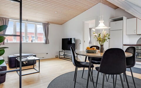 Edel - 250M from the Sea: Mueble, Diseño De Interiores, Piso, Madera, Techo, Suelo, Lámpara, Casa, Sala, Mesa
