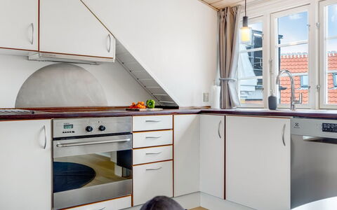 Edel - 250M from the Sea: Piso, Madera, Diseño De Interiores, Suelo, Cocina, Techo, Mostrador, Suelos De Madera, Electrodoméstico, Mueble