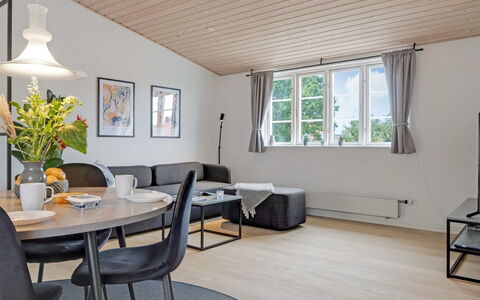 Edel - 250M from the Sea: Mueble, Diseño De Interiores, Sofá, Piso, Madera, Techo, Sala, Suelo, Habitación, Mesa