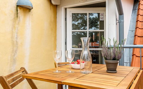 Edel - 250M from the Sea: Mueble, Mesa, Silla, Madera, Mueble Para Exteriores, Cocina Y Comedor Mesa, Mesa Al Aire Libre, Diseño De Interiores, Maceta, Comedor