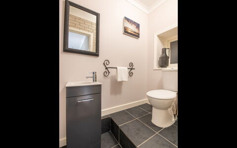 Highland View: Asiento Del Baño, Baño, Baño, Piso, Arreglo De Tubería, Suelo, Diseño De Interiores, Mueble De Baño, Plomería, Lavabo