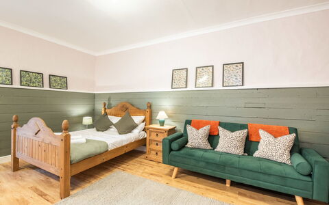 Highland View: Mueble, Diseño De Interiores, Piso, Suelo, Madera, Cama, Habitación, Techo, Habitación, Encendiendo