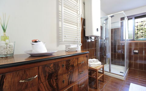 Villa Rosa Apartment: Diseño De Interiores, Piso, Arreglo De Tubería, Madera, Suelo, Gabinetes, Mueble, Mueble De Baño, Encendiendo, Baño