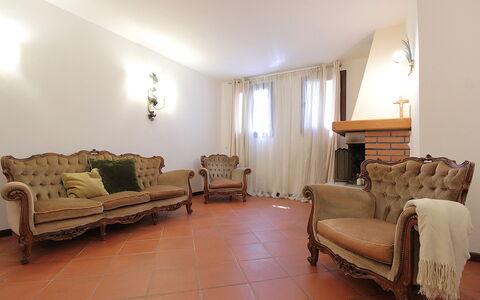 Villa Rosa Apartment: Diseño De Interiores, Piso, Mueble, Suelo, Madera, Techo, Sofá, Habitación, Sala, Encendiendo