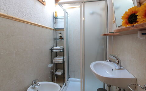 Chalet Fagarè, Pool, Sauna, Prosecco Hills: Lavabo Del Baño, Arreglo De Tubería, Pared, Lavabo, Baño, Diseño De Interiores, Madera, Piso, Suelo, Grifo