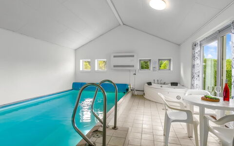 Mainio - 800M from the Sea: Diseño De Interiores, Mueble, Piso, Techo, Suelo, Recurso, Silla, Hotel, Piscina, Planta De Casa