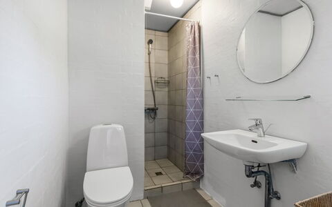 Mainio - 800M from the Sea: Asiento Del Baño, Baño, Arreglo De Tubería, Baño, Piso, Pared, Suelo, Diseño De Interiores, Lavabo Del Baño, Lavabo