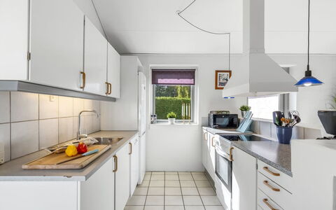 Mainio - 800M from the Sea: Cocina, Diseño De Interiores, Mostrador, Piso, Techo, Aparato De Cocina, Suelo, Electrodoméstico, Lámpara, Gabinetes